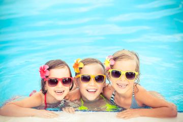 niños con gafas de sol